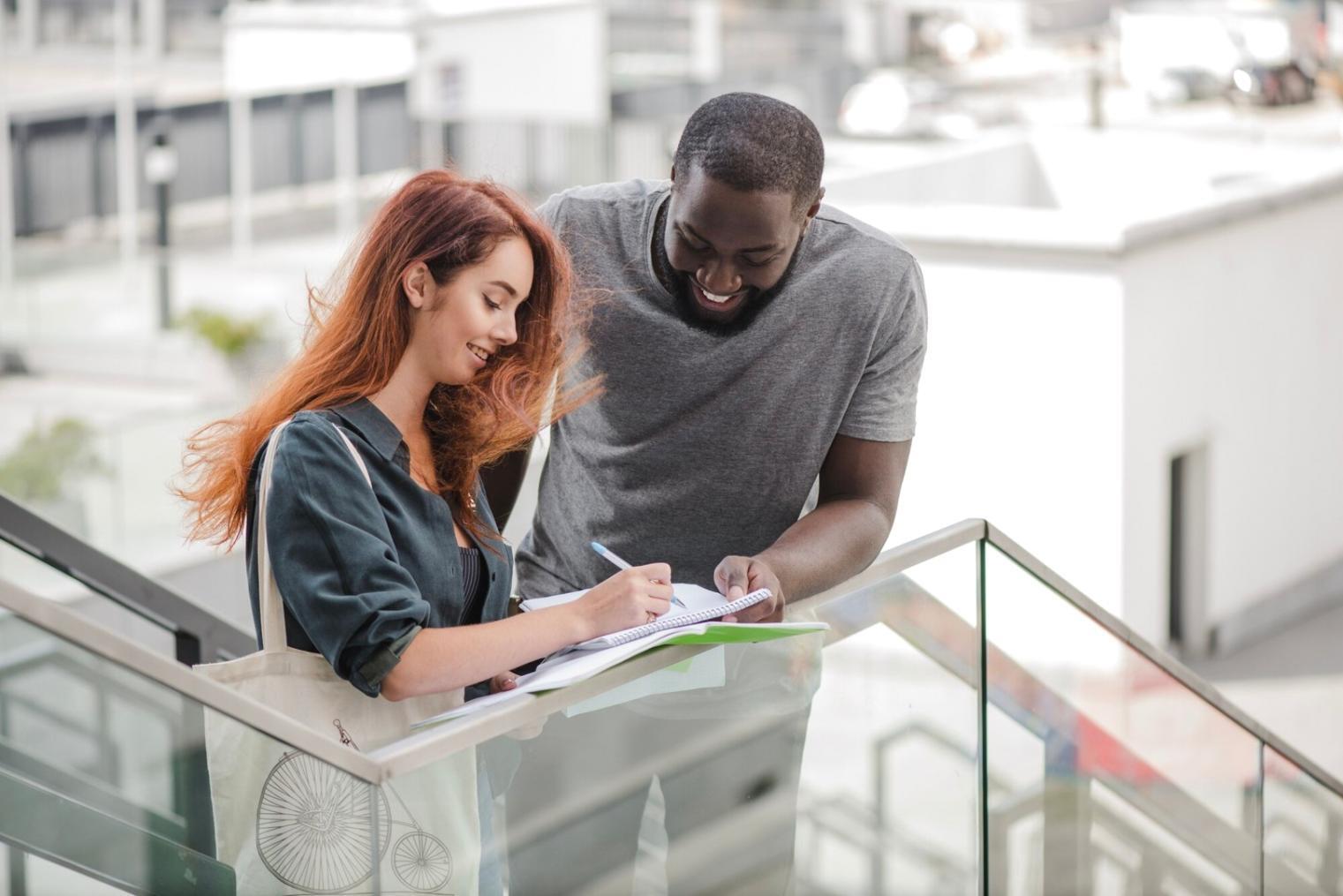 Espacio de trabajo con documentos financieros organizados