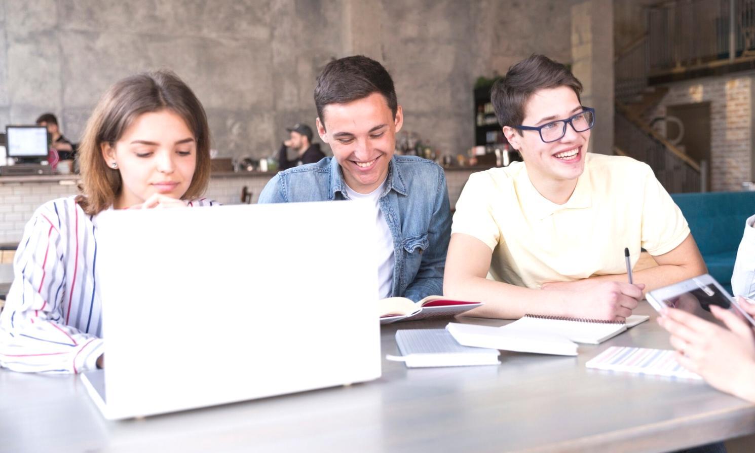 Persona revisando documentos financieros organizados sobre mesa de trabajo