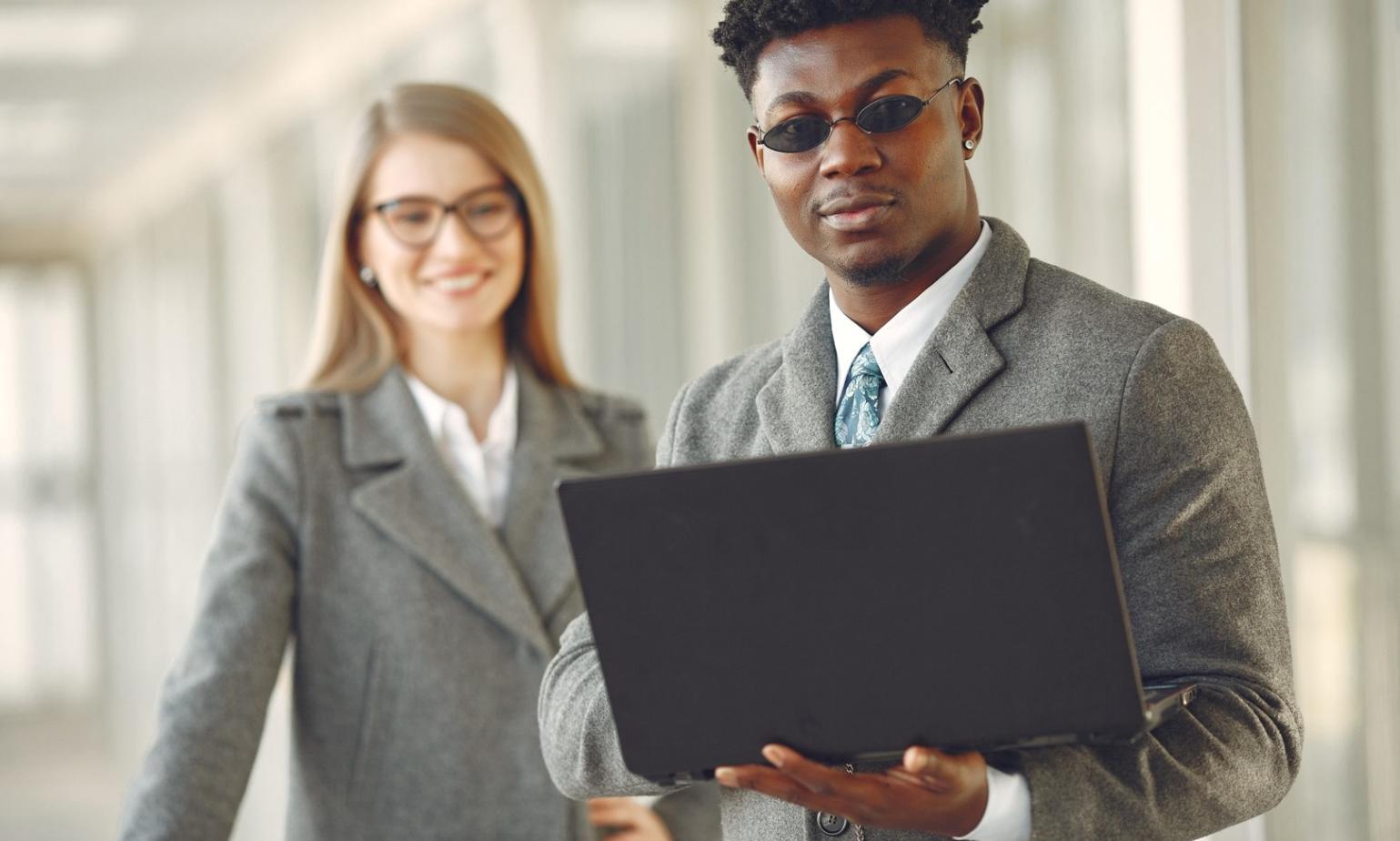 Persona revisando documentos financieros en un espacio de trabajo ordenado